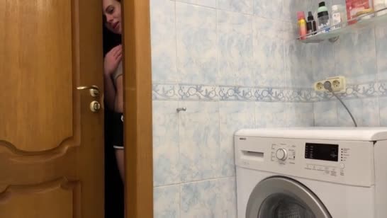 Брюнетка решила заглянуть к пареньку в ванную 1