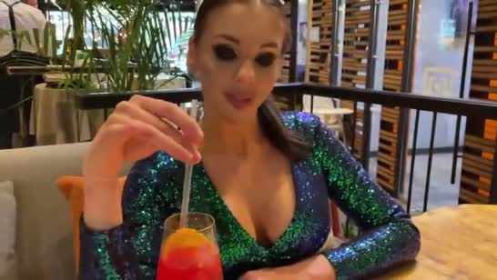 Деваха надела на свидание очень соблазнительное платье 1
