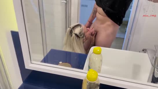 Парень пристроил свой кукан девушке пока она собиралась 4