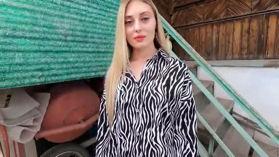 Спортивная русская милфа готова расплатиться за работу натурой