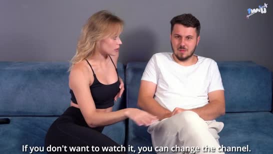 Спортивная блонда пристает к скромному мужику 1