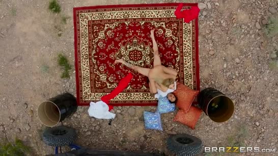Гламурная блондинка оголяется прямо на улице 4