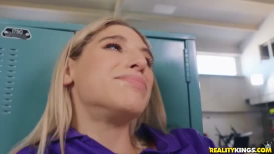 Подтянутая блондиночка Abella Danger трахается в спортзале 7