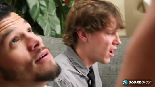 Зрелая блондинка охмуряет молодых пацанчиков 1