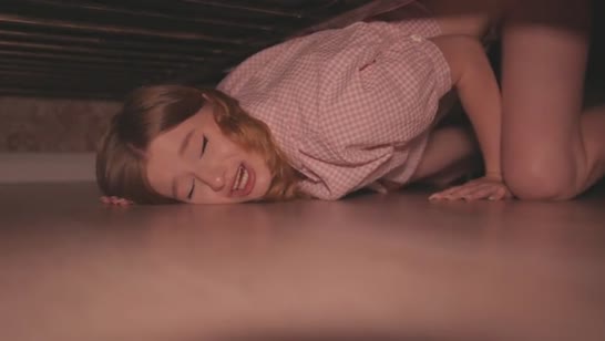 Девочка застряла под кроватью и парень жестко ее отодрал