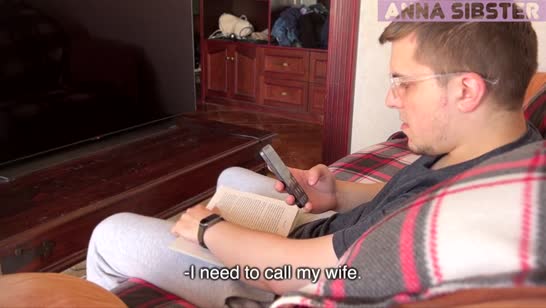 Парень ждет молодую жену дома пока она шпилится с другим 1