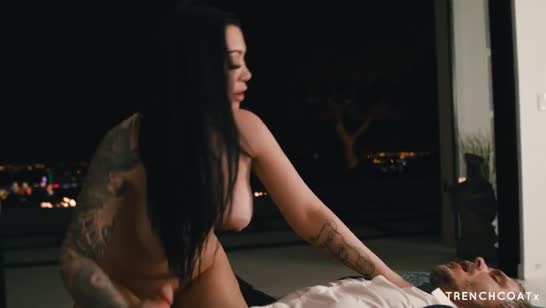 Гламурная хозяйка завалила водителя на лопатки