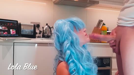 Жена в эротичных колготках в сеточку стоит раком на кухне 1